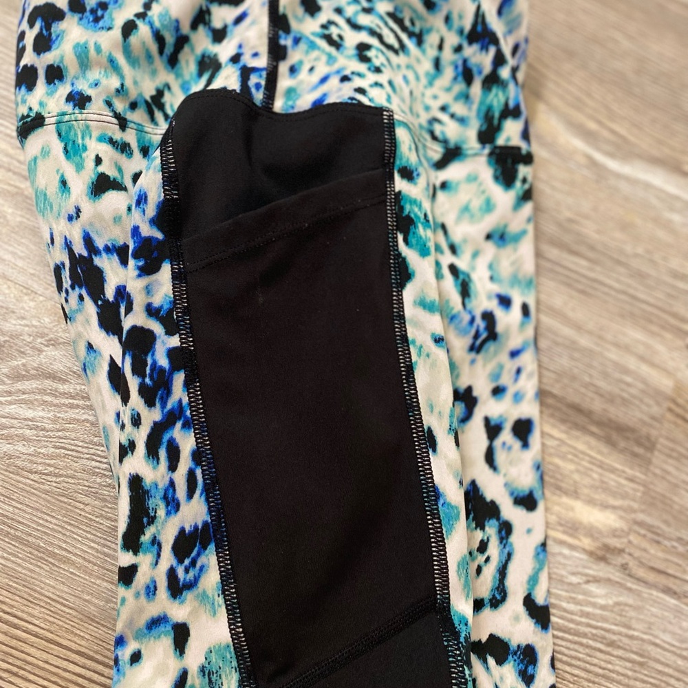 Lularoe Rise collection workout Capri - Picture 3 of 3